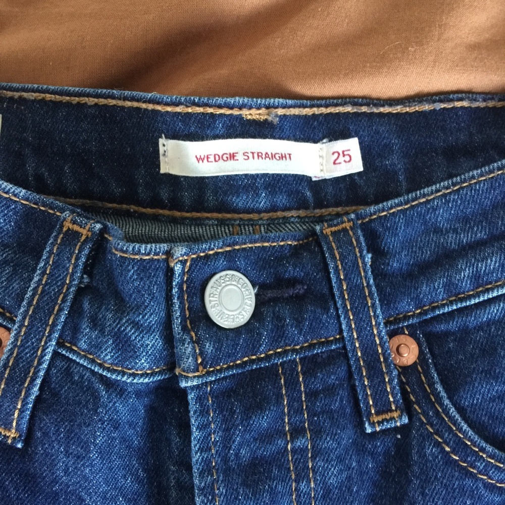 RESERVED!  levi’s wedgie straight jean in below